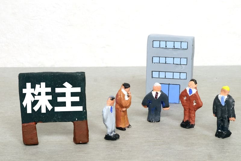 株主優待とは一定の株数以上を保有している株主に対して、年に1～2回、配当金以外のモノやサービスを贈呈する制度の説明