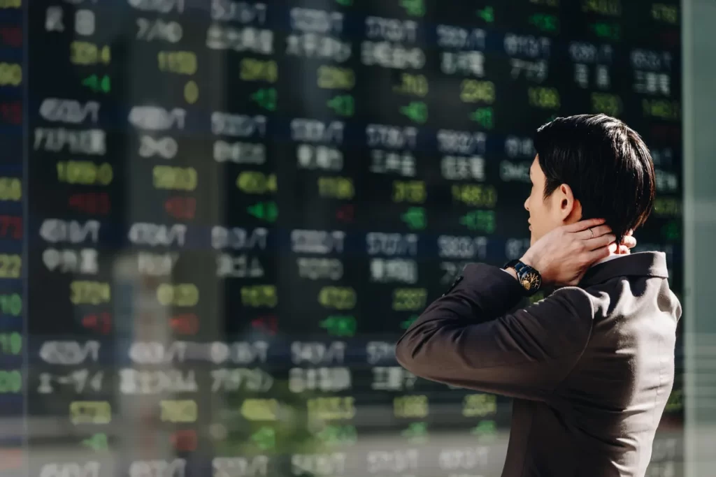 株価を見る人のイメージ