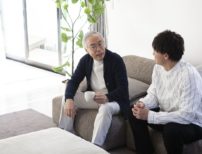 70歳で明るい老後を築くために必要な資金の目安のイメージ