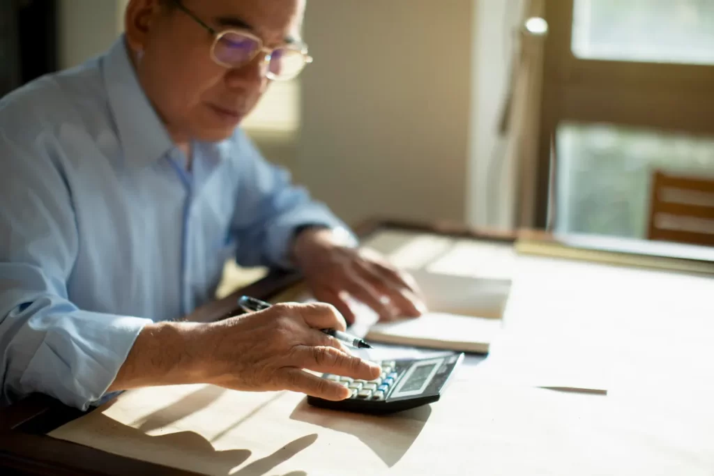 年金だけでは暮らせない当たり前のイメージ