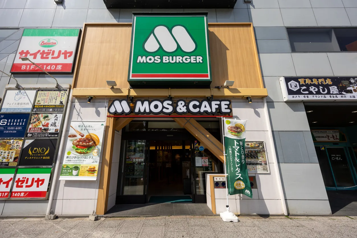 :日本マクドナルドと競合他社の業績比較のイメージ