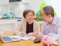 年金の繰り下げ受給 vs 投資ならどちらが得？パターン別に向いている人と判断基準のイメージ
